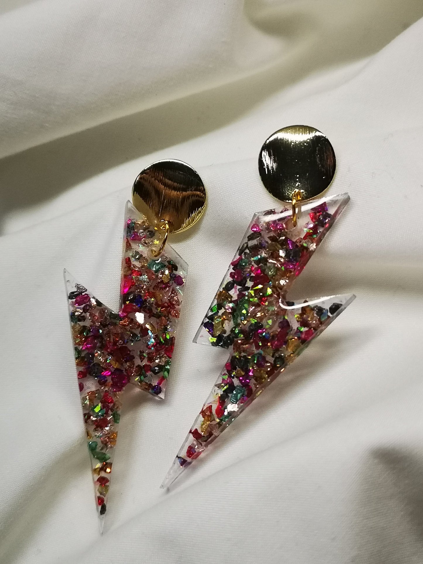 Pendientes hechos de vidrios de colores